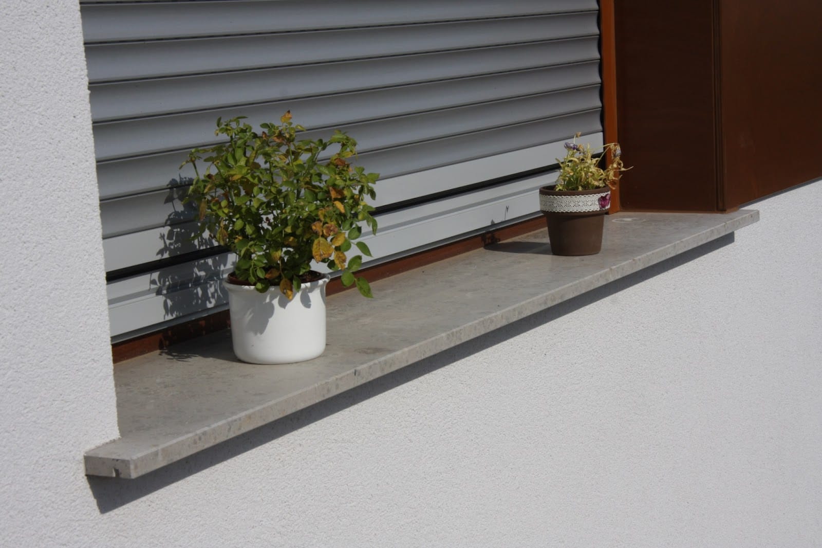 külső ablakpárkány ötletek zöld növényekkel és természetes anyagokkal