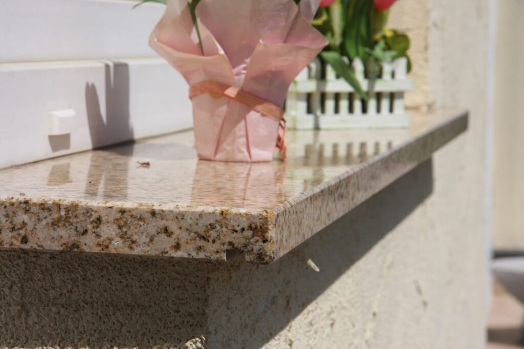 újonnan beépített párkány a tetején virágokkal