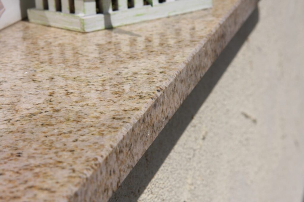 beépített kőpárkány