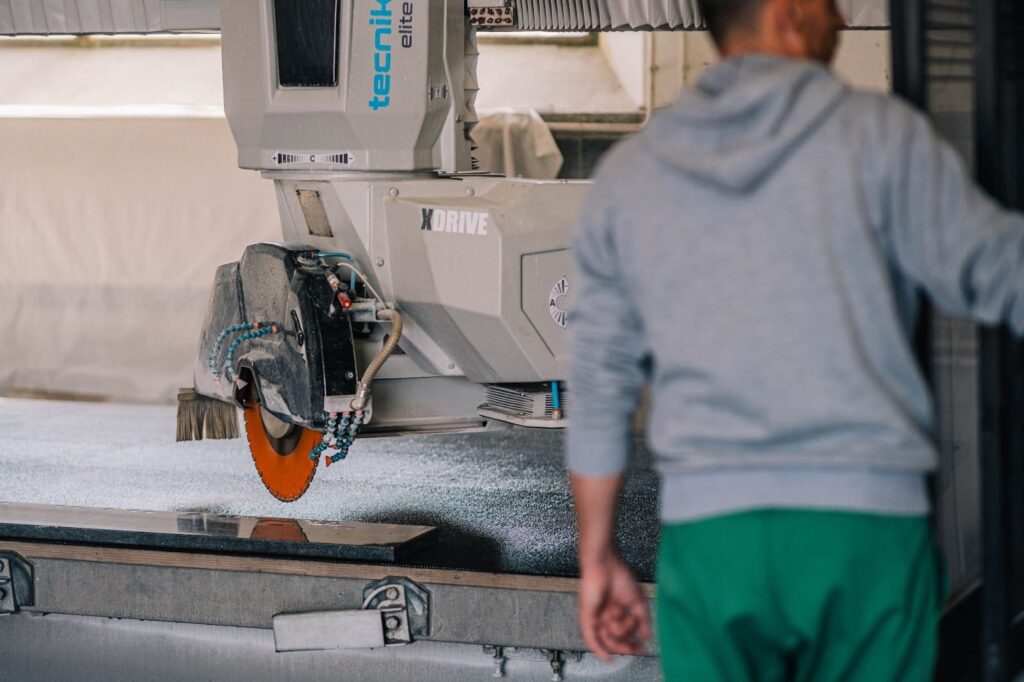 padan dark gránit vágása