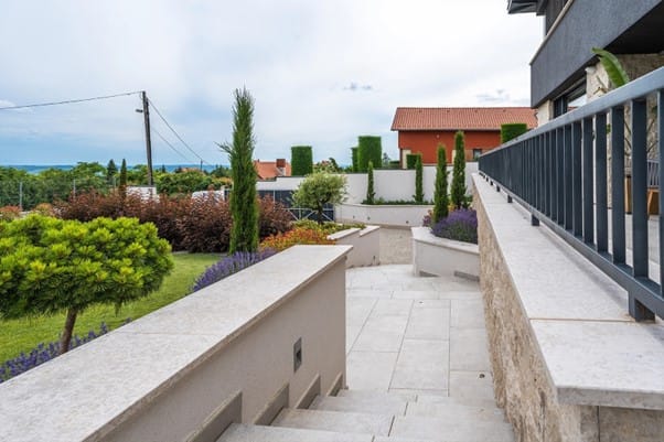 mészkő fedkő alkalmazása belső udvarban